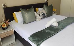 Lesedi Guesthouse Middleburg (Adults Only)